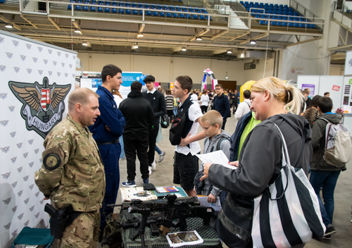 a képen a katonai tagozat standja látható