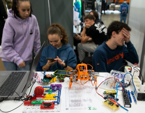 a képen elektronikai eszközök láthatók