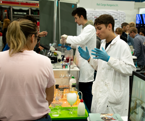 kémiai kísérlet bemutatása