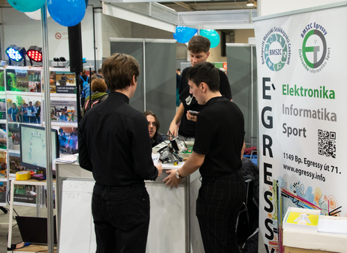 a képen a BMSZC standja látható