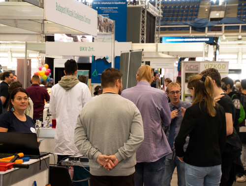 a képen beszélgető emberek láthatók