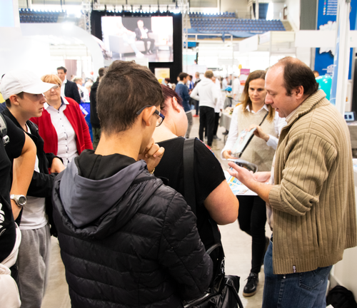 a képen beszélgető emberek láthatók