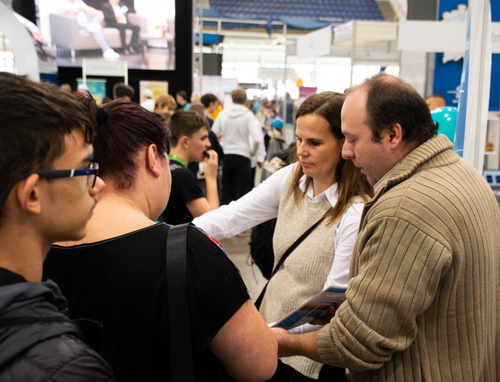 a képen beszélgető emberek láthatóak