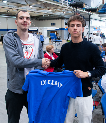 a képen két fiú látható