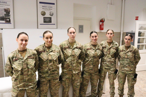 A képen a rendészeti képzés lány csoportja látható 