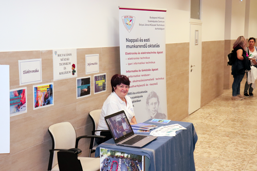 A képen az egyik technikum standja látható