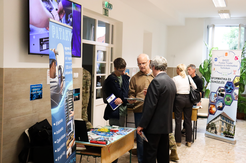 a képen a Pataky István Híradásipari és Informatikai Technikum standja látható