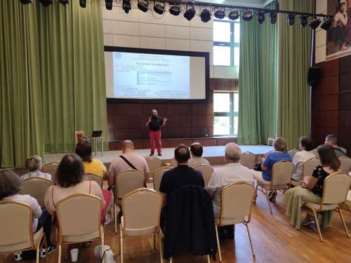 Szakmai műhelyfoglalkozásról fotó jelenítődik meg