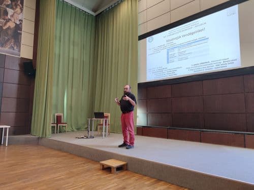 Szakmai műhelyfoglalkozásról fotó jelenítődik meg