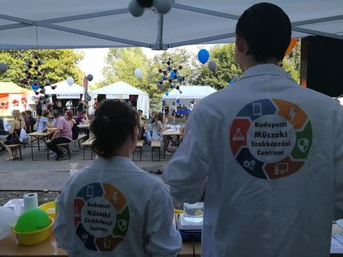 Pontott party pályaválasztási eseményről fotó jelenítődik meg