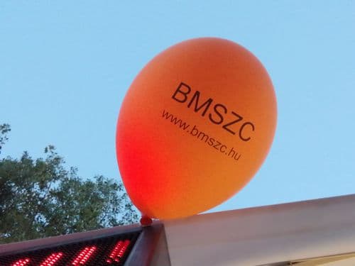 Bmszc feliratú lufink látható