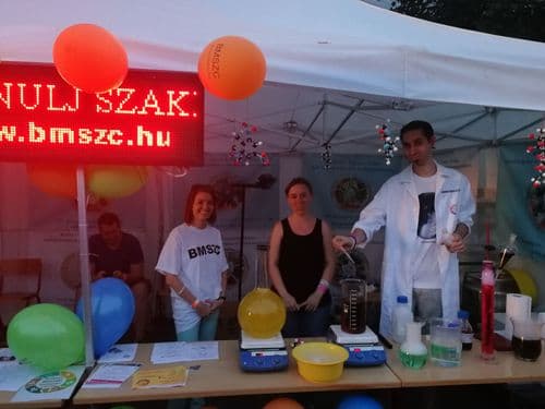 Pontott party pályaválasztási eseményről fotó jelenítődik meg