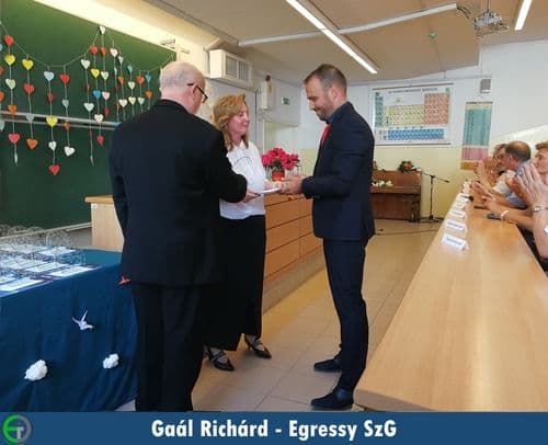 Oktatónkat köszöntjük Oklevéllel